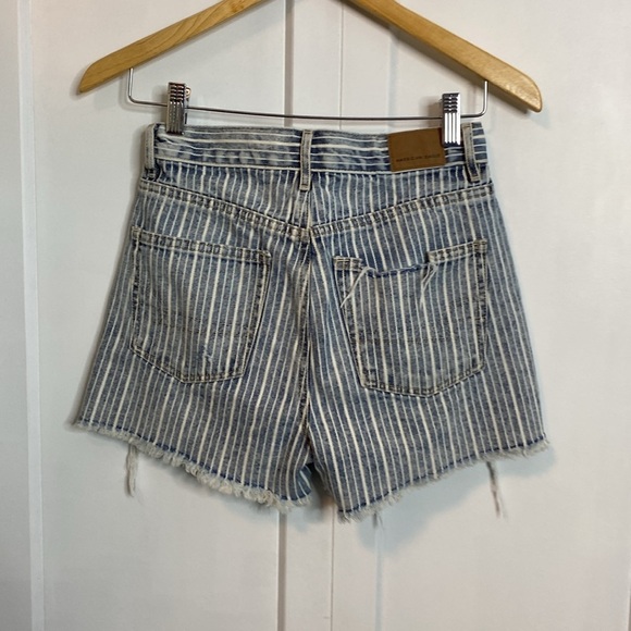 💚 American Eagle | 90s Boyfriend Striped Distressed Denim Shorts - 00 - Picture 4 of 7